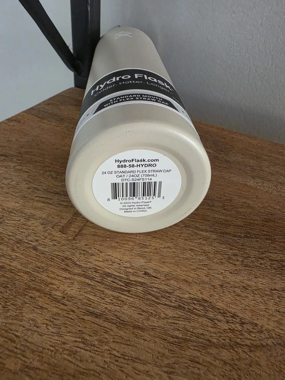 Hydro Flask Oat Insulated Water Bottle   24oz NEW